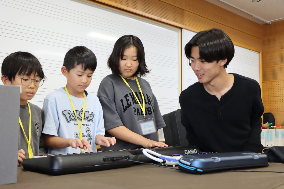 学生と交流を深めながら演奏の練習